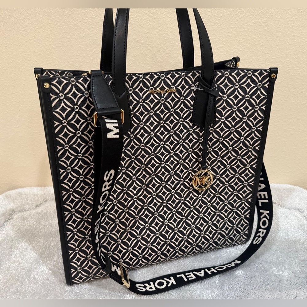 Michael Kors Maple Large Signature Logo Tote Bag Black n White. New with…